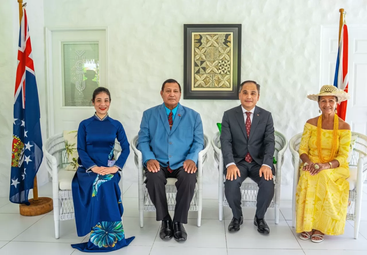 Đại sứ Phan Minh Giang trình Thư ủy nhiệm lên Đại diện Nhà vua Anh Charles III tại Quần đảo Cook Đại sứ Phan Minh Giang trình Thư ủy nhiệm lên Đại diện Nhà vua Anh Charles III tại Quần đảo Cook