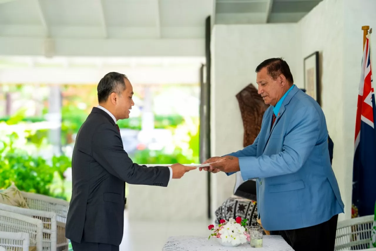 Đại sứ Phan Minh Giang trình Thư ủy nhiệm lên Đại diện Nhà vua Anh Charles III tại Quần đảo Cook Đại sứ Phan Minh Giang trình Thư ủy nhiệm lên Đại diện Nhà vua Anh Charles III tại Quần đảo Cook