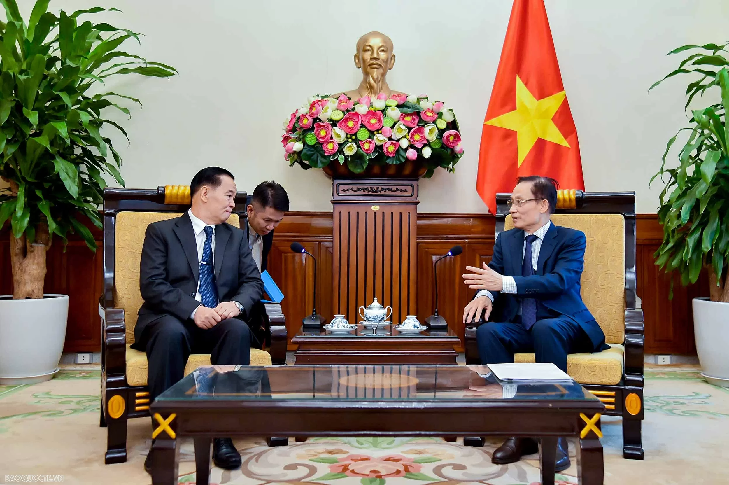Bộ trưởng Ngoại giao Lê Hoài Trung tiếp Bộ trưởng Bộ Giáo dục và Thể thao Lào