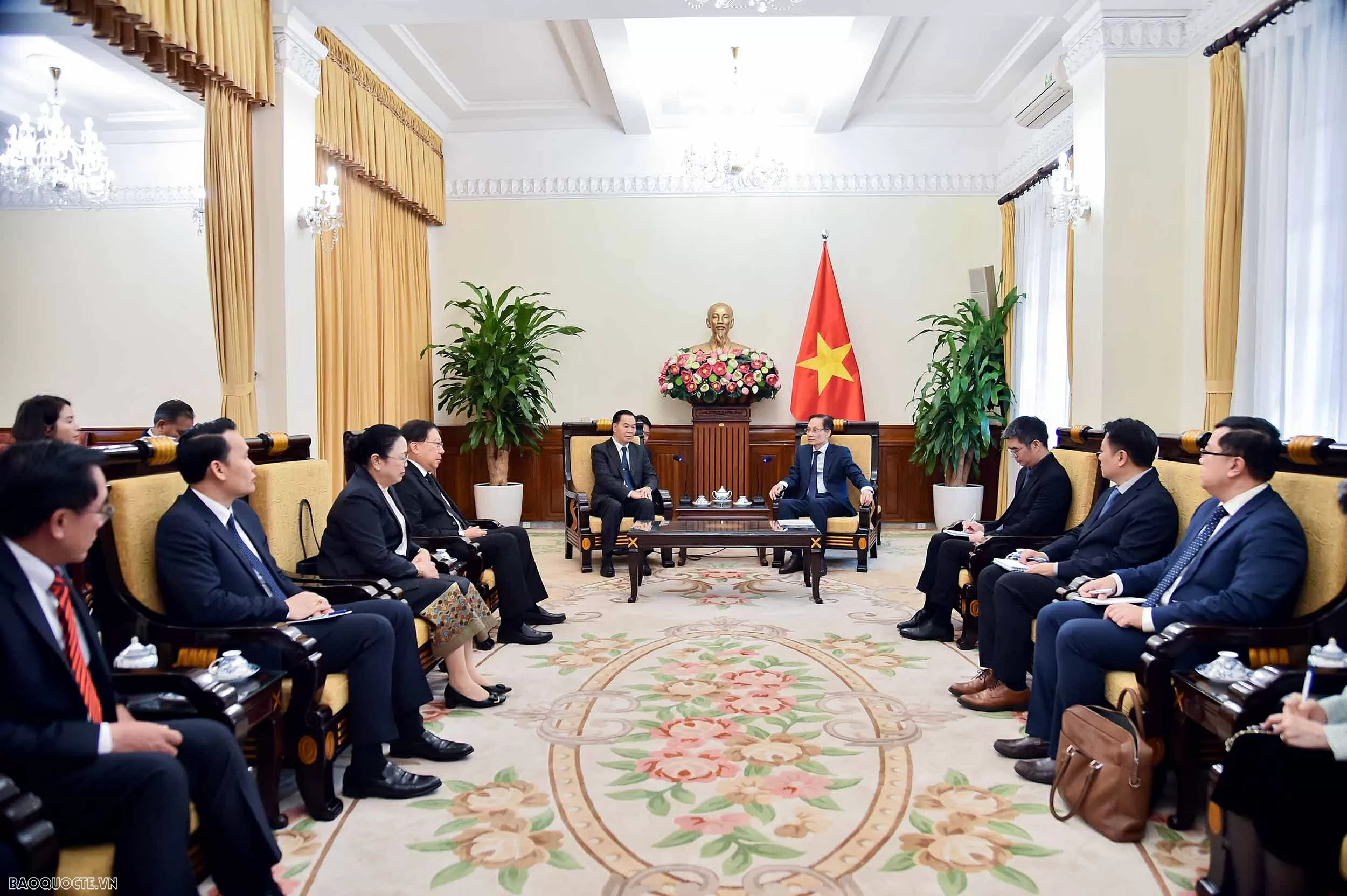 Bộ trưởng Ngoại giao Lê Hoài Trung tiếp Bộ trưởng Bộ Giáo dục và Thể thao Lào Bộ trưởng Ngoại giao Lê Hoài Trung tiếp Bộ trưởng Bộ Giáo dục và Thể thao Lào