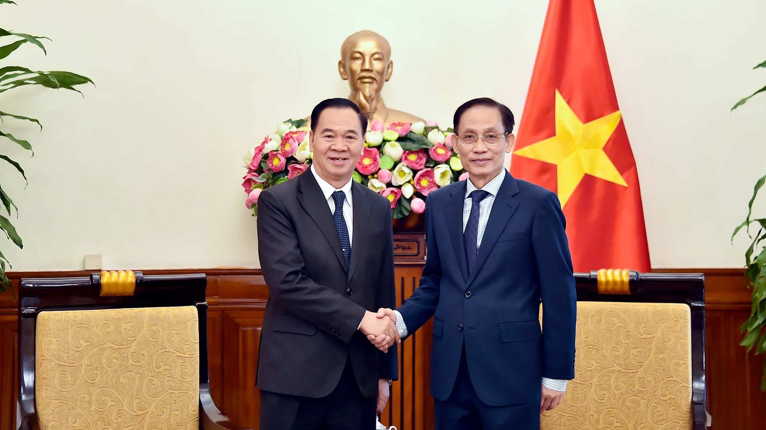 Bộ trưởng Ngoại giao Lê Hoài Trung tiếp Bộ trưởng Bộ Giáo dục và Thể thao Lào