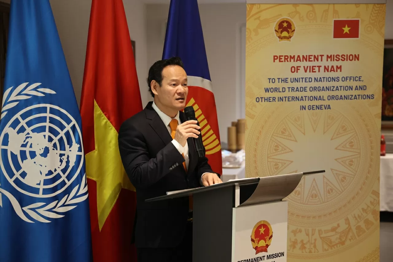 Đại sứ, Trưởng Phái đoàn Mai Phan Dũng phát biểu tại Tọa đàm. Đại sứ, Trưởng Phái đoàn Mai Phan Dũng phát biểu tại Tọa đàm.