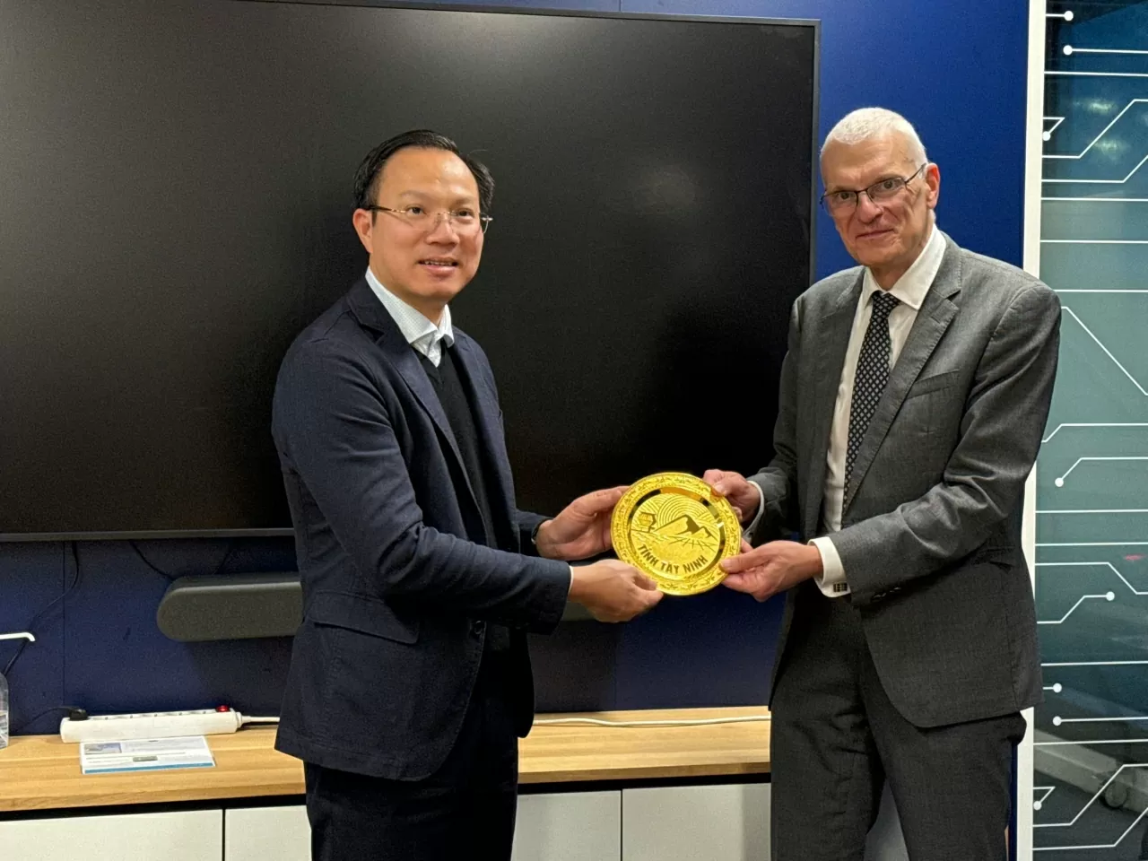 Tỉnh Tây Ninh phối hợp cùng NIC thúc đẩy hệ sinh thái đổi mới sáng tạo tại CH Pháp Tỉnh Tây Ninh phối hợp cùng NIC thúc đẩy hệ sinh thái đổi mới sáng tạo tại CH Pháp