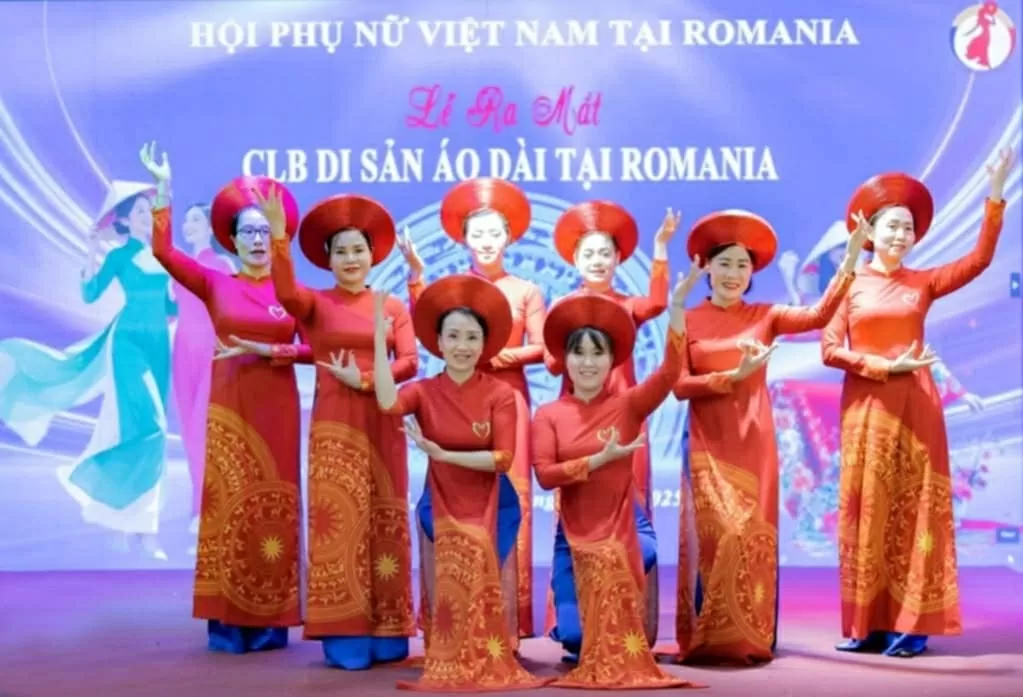 Ra mắt Câu lạc bộ Di sản Áo dài Việt Nam tại Romania Ra mắt Câu lạc bộ Di sản Áo dài Việt Nam tại Romania