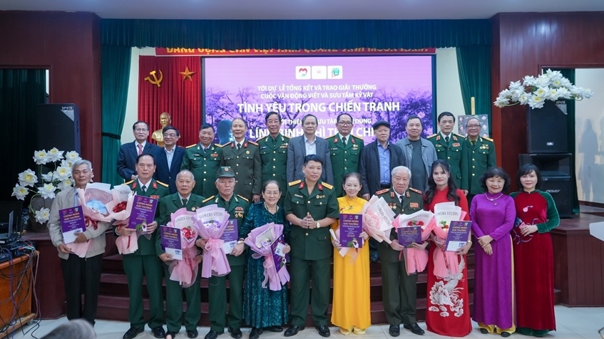 Trao thưởng Cuộc vận động viết và sưu tầm kỷ vật 'Tình yêu trong chiến tranh'