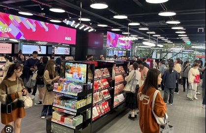 Bất ngờ với xu hướng mua sắm 'chỉ gói gọn trong chiếc túi nhỏ' của khách du lịch tại Hàn Quốc