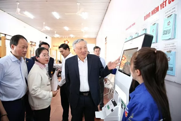 Phó Thủ tướng Thường trực Chính phủ Nguyễn Hòa Bình tới thăm và làm việc với xã Đức Trọng (tỉnh Lâm Đồng) về tổ chức, vận hành Trung tâm Phục vụ hành chính công ngày 30/6/2025. Phó Thủ tướng Thường trực Chính phủ Nguyễn Hòa Bình tới thăm và làm việc với xã Đức Trọng (tỉnh Lâm Đồng) về tổ chức, vận hành Trung tâm Phục vụ hành chính công ngày 30/6/2025.