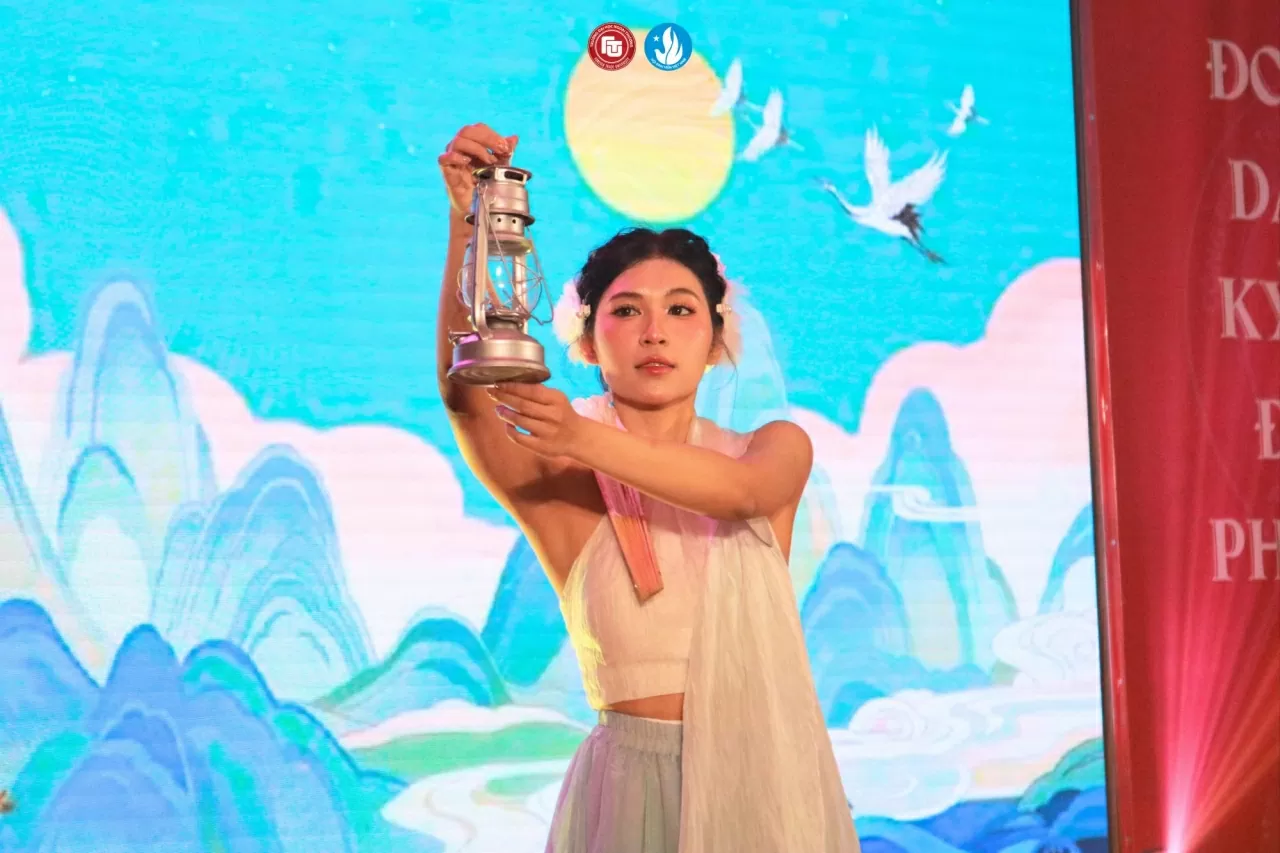 Rực rỡ nét đẹp và tài năng trong vòng khi sơ khảo Duyên dáng Ngoại thương Rực rỡ nét đẹp và tài năng trong vòng khi sơ khảo Duyên dáng Ngoại thương