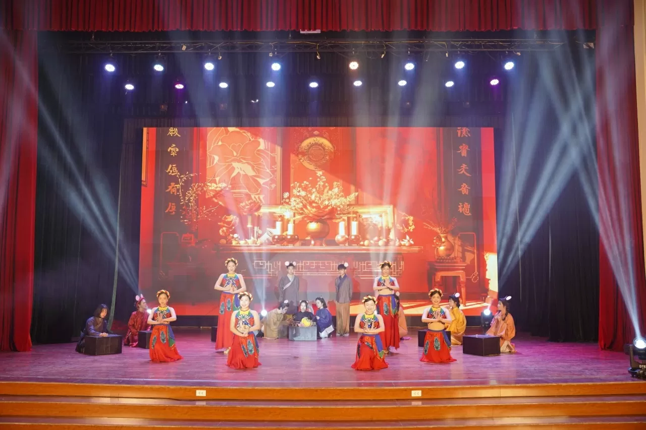 'Đông Hồ thế sự': Lời giải mã di sản đầy kiêu hãnh của người trẻ Đông Hồ thế sự: Lời giải mã di sản đầy kiêu hãnh của người trẻ