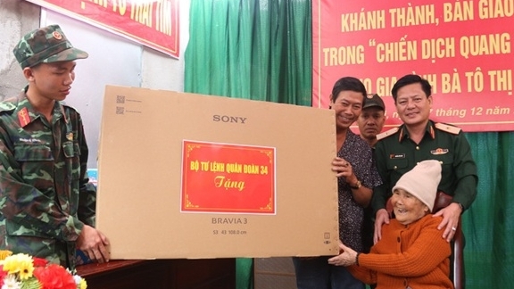 Bàn giao căn nhà đầu tiên trong 'Chiến dịch Quang Trung' tại tỉnh Gia Lai