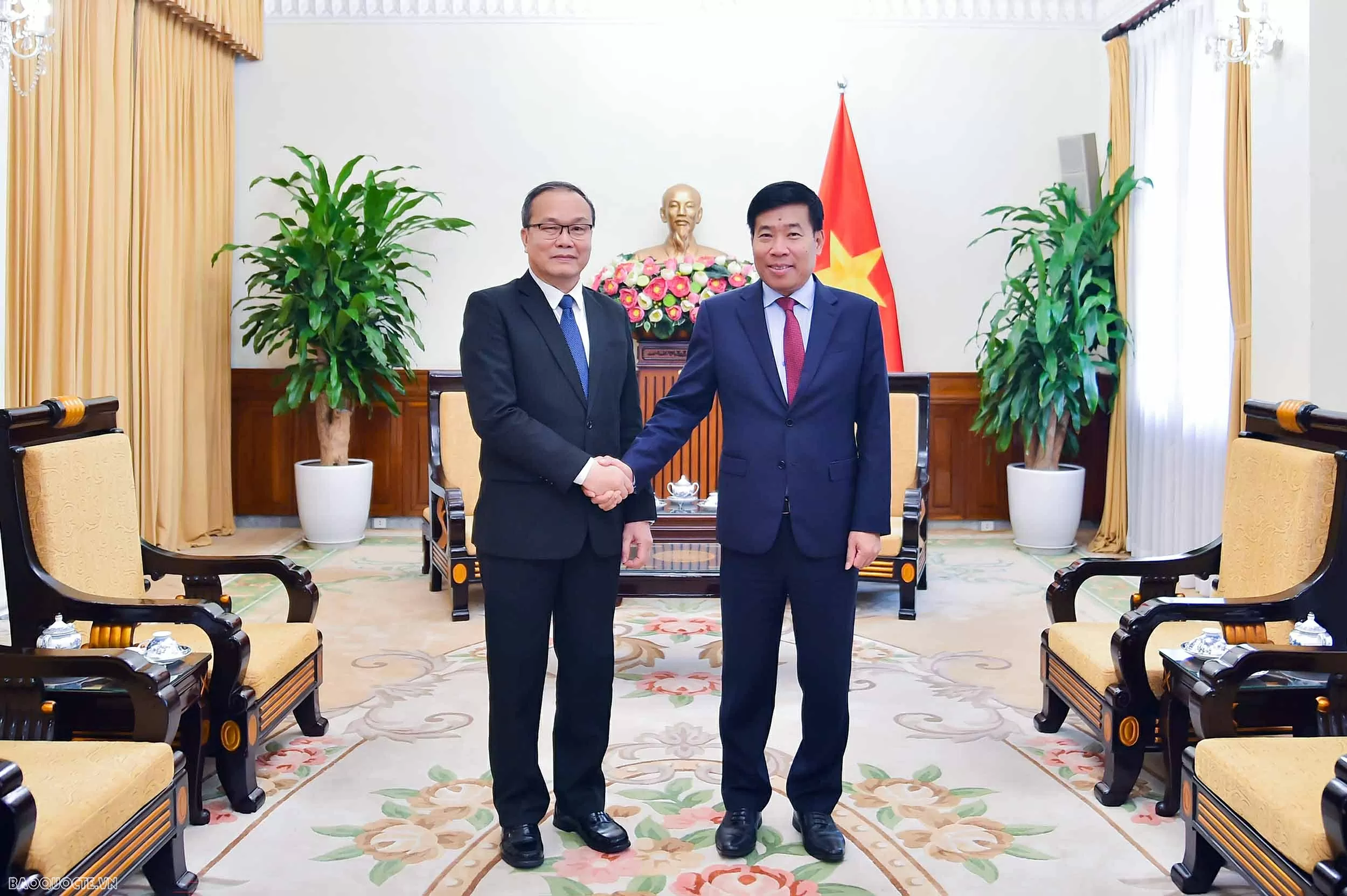 Ủy viên Trung ương Đảng, Thứ trưởng Ngoại giao Nguyễn Mạnh Cường tiếp Tổng lãnh sự Lào tại Đà Nẵng