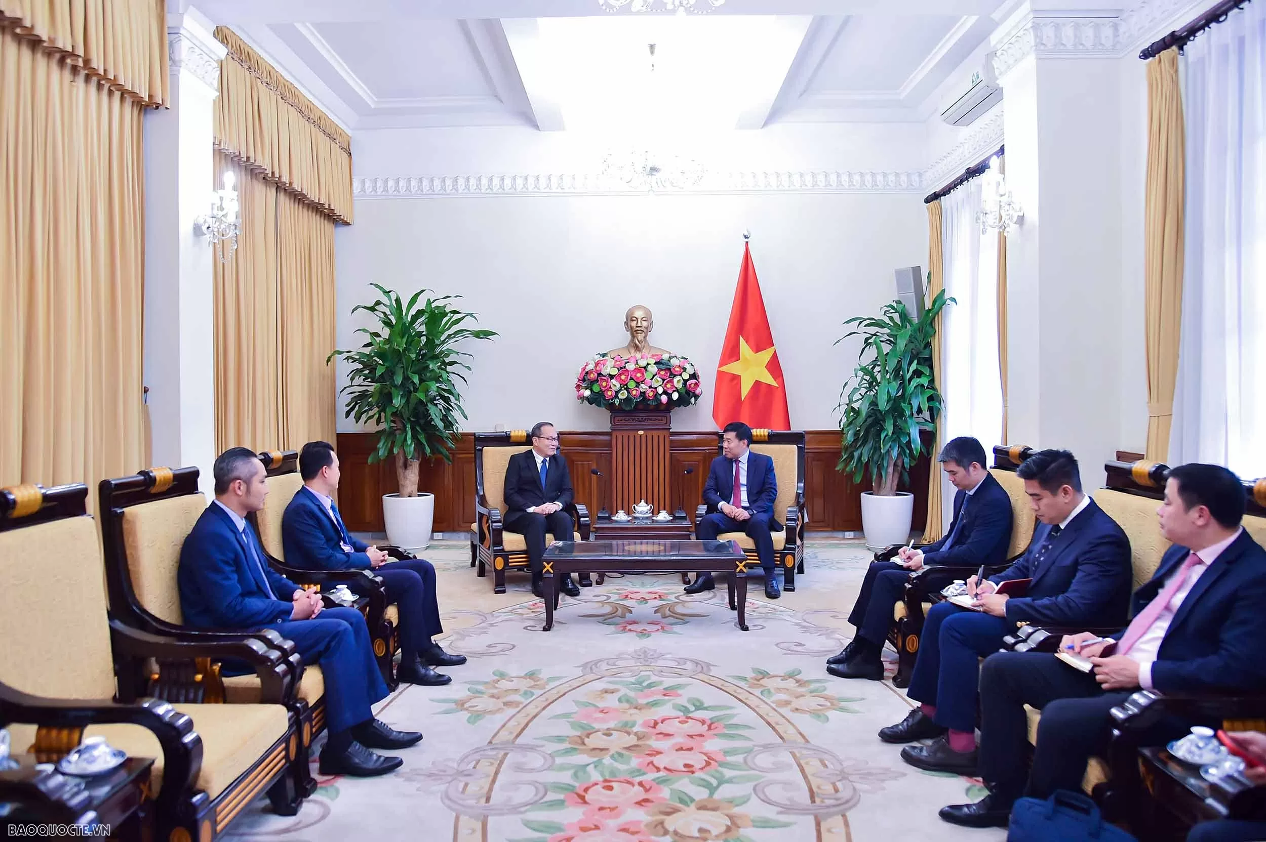Ủy viên Trung ương Đảng, Thứ trưởng Ngoại giao Nguyễn Mạnh Cường tiếp Tổng lãnh sự Lào tại Đà Nẵng