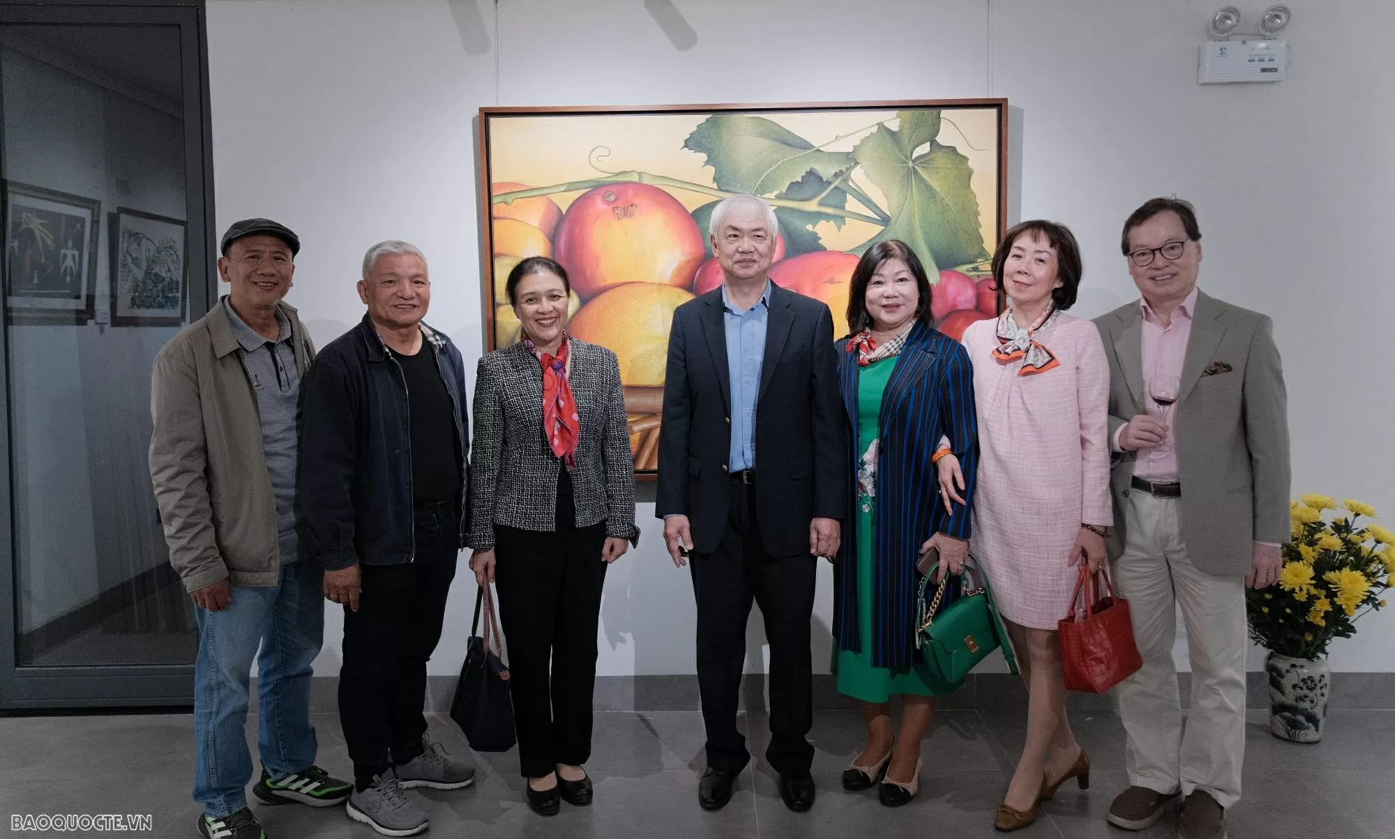 El coleccionista Dao Thanh Chung (centro) y visitantes a la exposición. (Foto: baoquocte.vn)