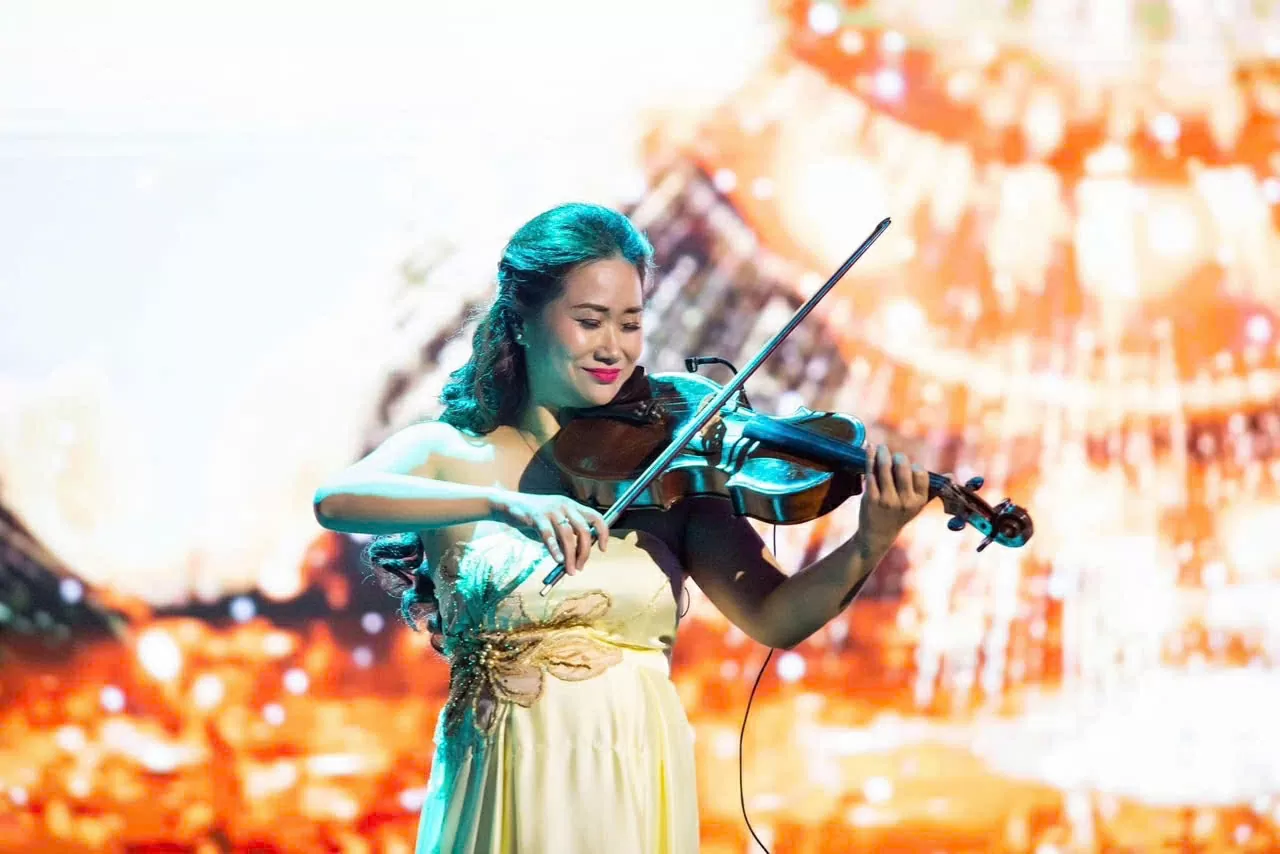 Nghệ sĩ viola quốc tế Nguyệt Thu mang tiếng đàn lan tỏa yêu thương