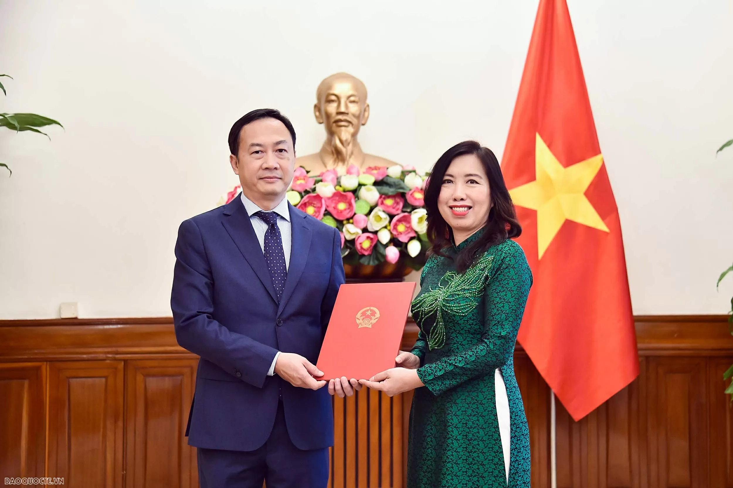 Thứ trưởng Ngoại giao Lê Thị Thu Hằng trao Quyết định tiếp nhận, điều động cán bộ