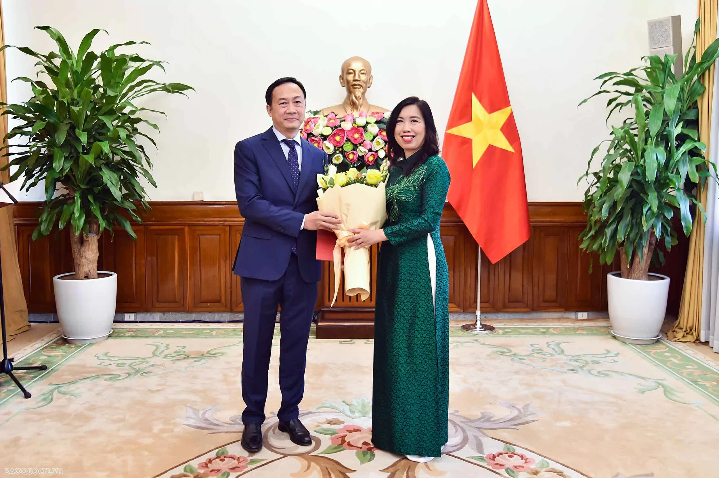 Thứ trưởng Ngoại giao Lê Thị Thu Hằng trao Quyết định tiếp nhận, điều động cán bộ Thứ trưởng Ngoại giao Lê Thị Thu Hằng trao Quyết định tiếp nhận, điều động cán bộ