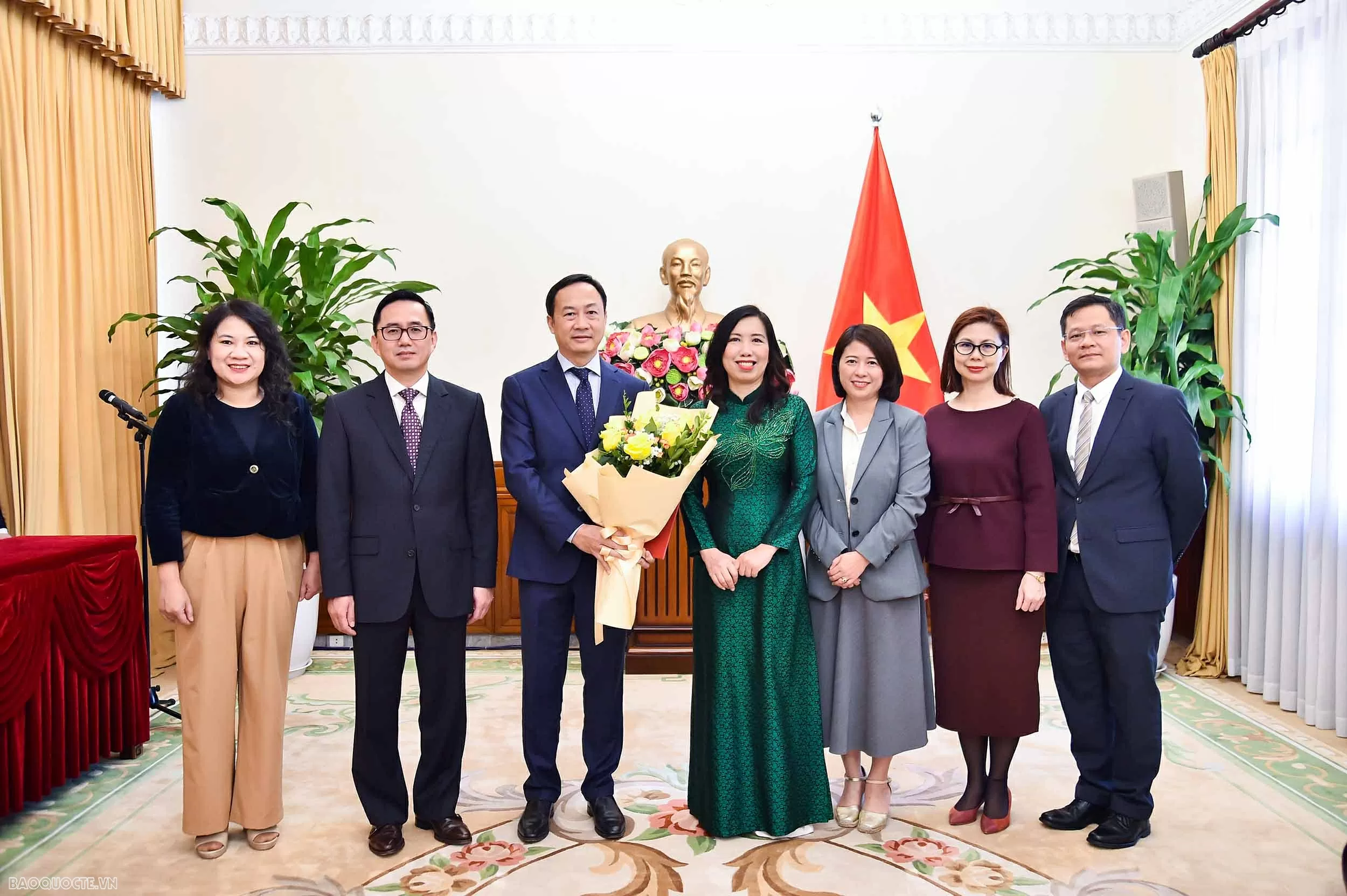 Thứ trưởng Ngoại giao Lê Thị Thu Hằng trao Quyết định tiếp nhận, điều động cán bộ Thứ trưởng Ngoại giao Lê Thị Thu Hằng trao Quyết định tiếp nhận, điều động cán bộ