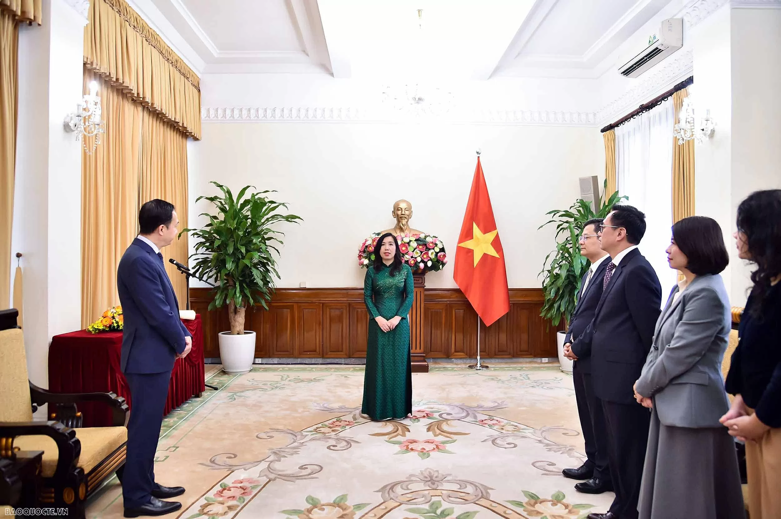 Thứ trưởng Ngoại giao Lê Thị Thu Hằng trao Quyết định tiếp nhận, điều động cán bộ Thứ trưởng Ngoại giao Lê Thị Thu Hằng trao Quyết định tiếp nhận, điều động cán bộ