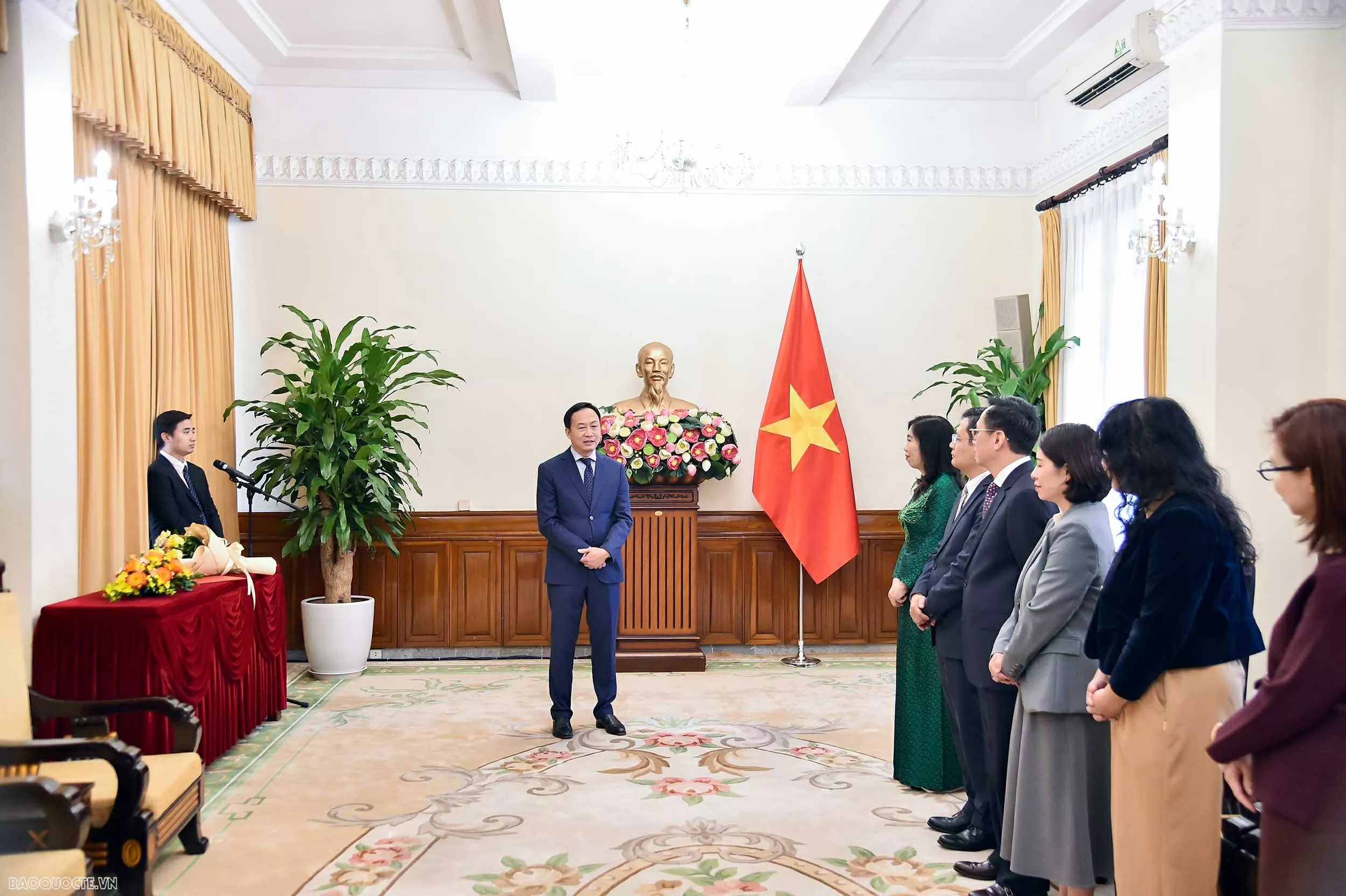 Thứ trưởng Ngoại giao Lê Thị Thu Hằng trao Quyết định tiếp nhận, điều động cán bộ