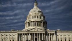 Mỹ: Quốc hội thông qua dự luật quốc phòng kỷ lục, đối lập với Tổng thống Trump trong thái độ với châu Âu, chi gần 1 tỷ USD cho Ukraine