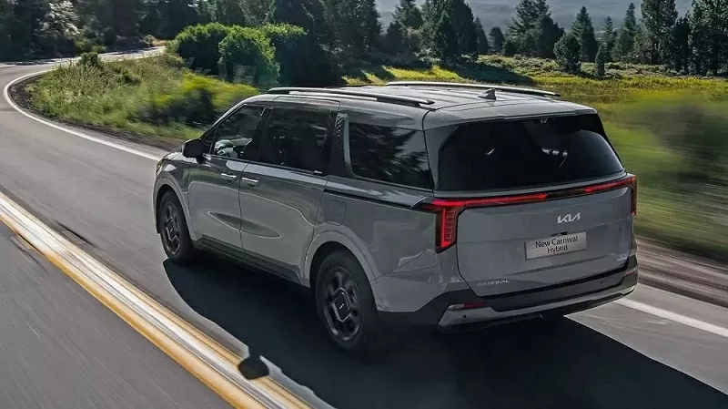 Kia Carnival Premium Hybrid sở hữu thiết kế không khác gì bản Signature.