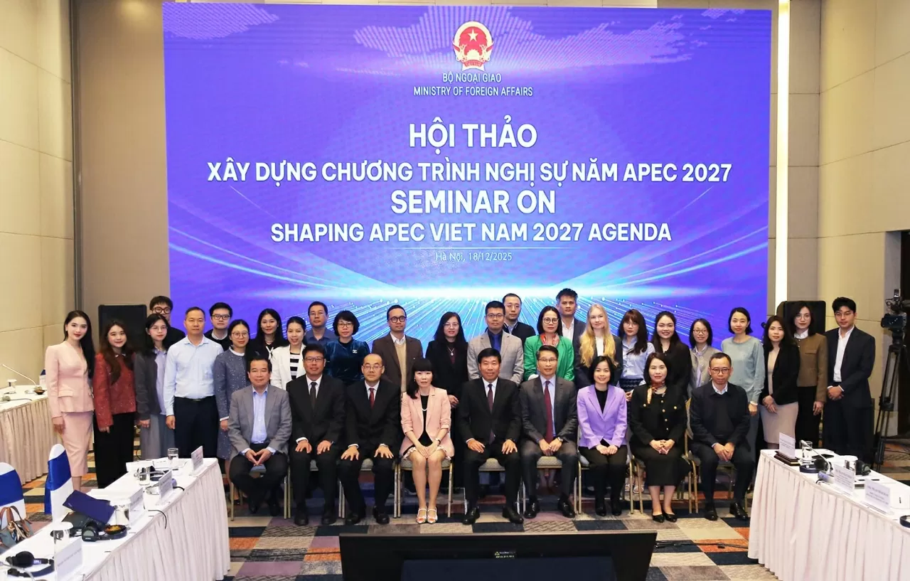 Các đại biểu tham dự Hội thảo chụp bức ảnh lưu niệm. (Ảnh: Thành Long)