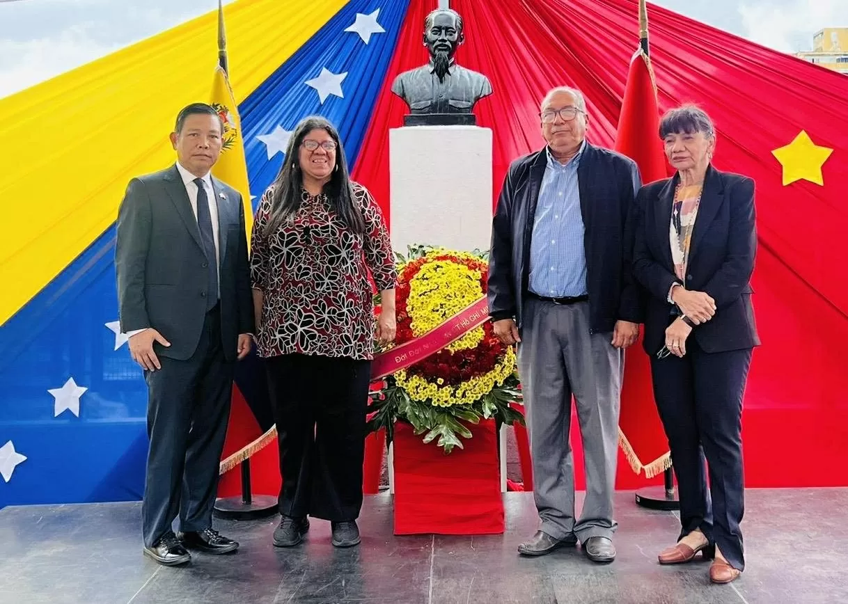 Từ trái qua phải: Đại sứ Vũ Trung Mỹ, Thứ trưởng Ngoại giao Venezuela Tatiana Pugh, Chủ nhiệm Ủy ban Đối ngoại Quốc hội, Chủ tịch Nhóm Nghị sĩ hữu nghị Venezuela-Việt Nam Saúl Ortega.