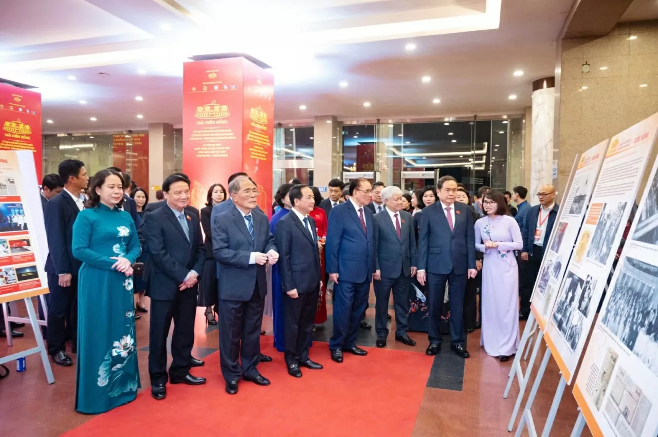 Các đại biểu tham quan khu trưng bày ảnh Báo chí với Quốc hội, Hội đồng Nhân dân và dấu ấn Diên Hồng. (Ảnh: Thành Long)