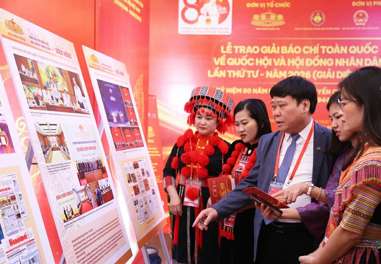 Các đại biểu tham quan khu trưng bày ảnh Báo chí với Quốc hội, Hội đồng Nhân dân và dấu ấn Diên Hồng. (Ảnh: Thành Long)