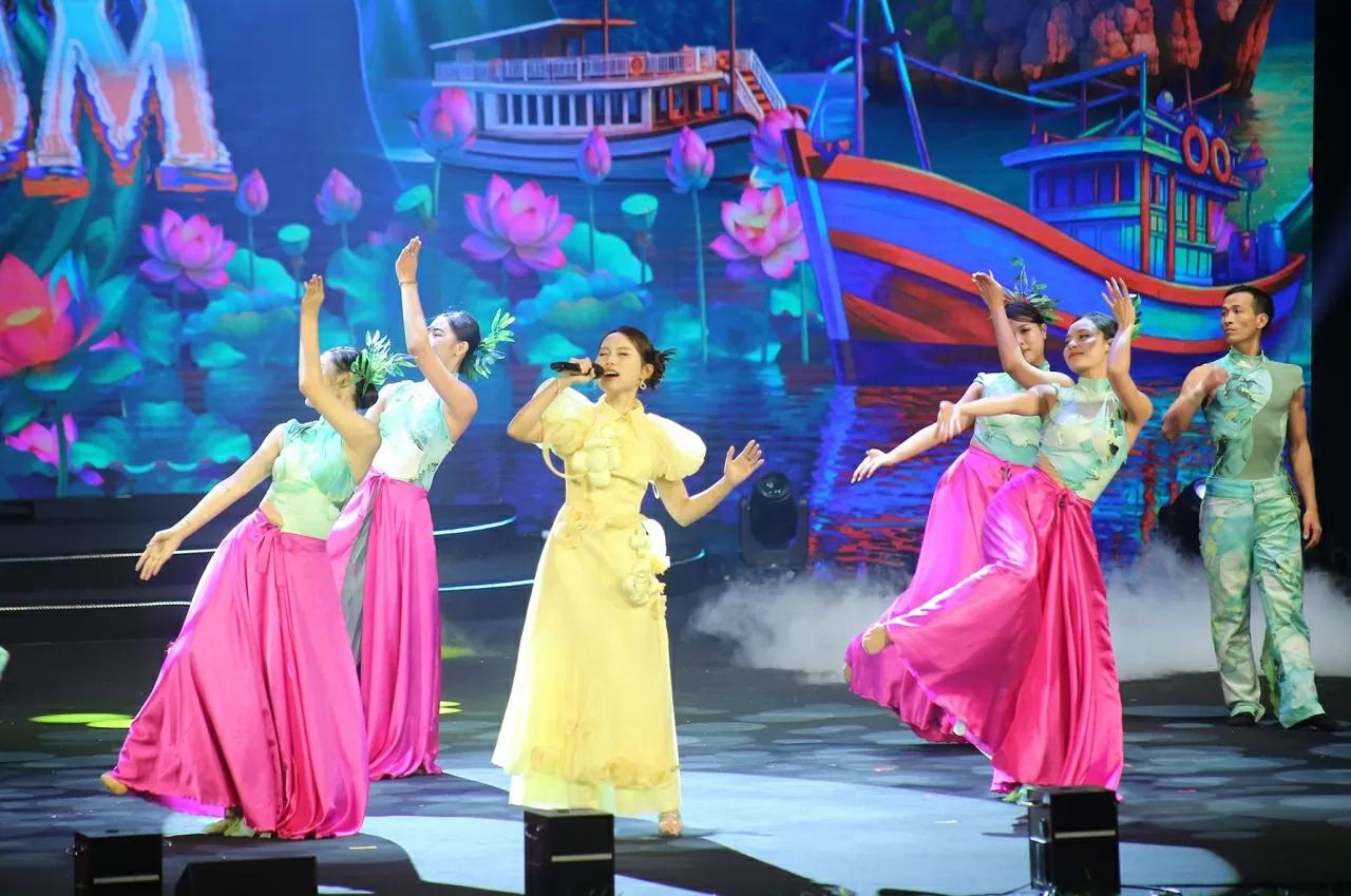 Các tiết mục văn nghệ tại Lễ trao giải. (Ảnh: Thành Long) Các tiết mục văn nghệ tại Lễ trao giải. (Ảnh: Thành Long)