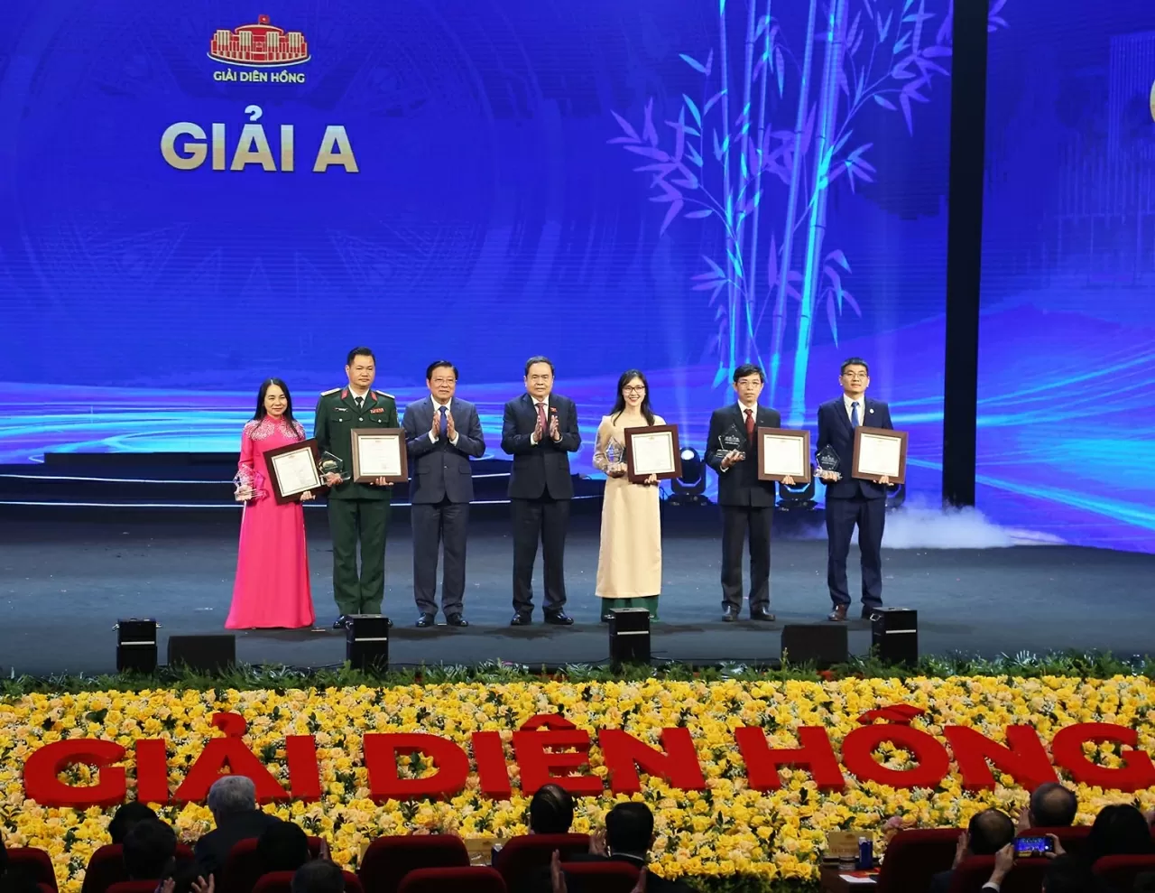 Chủ tịch Quốc hội Trần Thanh Mẫn và Trưởng Ban Nội chính Trung ương Phan Đình Trạc trao giải A cho 5 tác giả, nhóm tác giả đoạt giải. (Ảnh: Thành Long) Chủ tịch Quốc hội Trần Thanh Mẫn và Trưởng Ban Nội chính Trung ương Phan Đình Trạc trao giải A cho 5 tác giả, nhóm tác giả đoạt giải. (Ảnh: Thành Long)