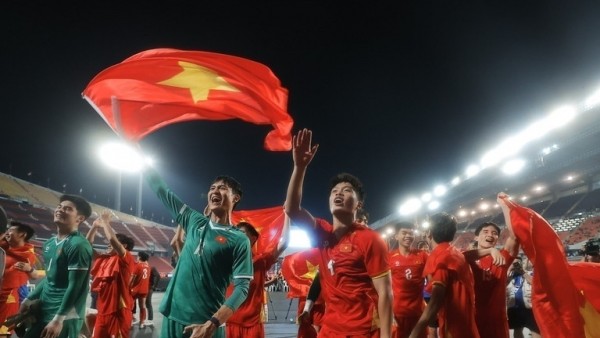 Những khoảnh khắc cầu thủ U22 Việt Nam vui mừng trong lễ nhận Huy chương Vàng SEA Games 33