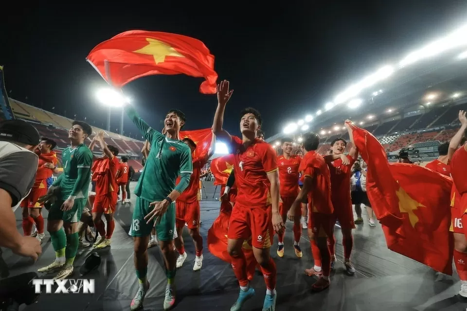 Các cầu thủ U22 Việt Nam chia vui với người hâm mộ trên sân Rajamangala, Thái Lan.