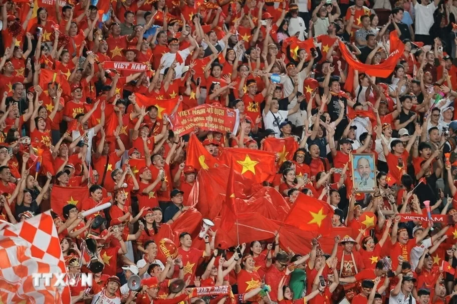 Niềm vui tột độ của người hâm mộ Việt Nam trên sân Rajamangala khi đội nhà giành chiến thắng. 