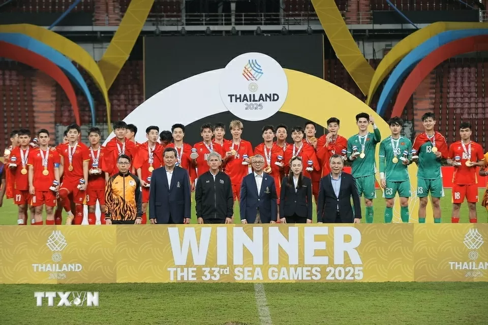 Các cầu thủ U22 Việt Nam nhận Huy chương Vàng SEA Games 33.