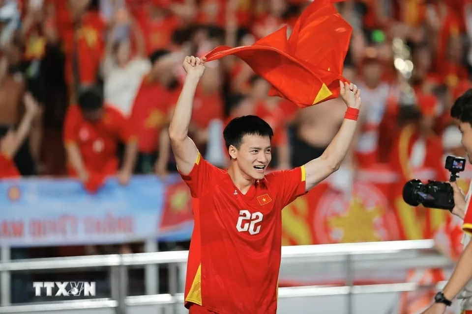 Thanh Nhàn hân hoan trong niềm vui chiến thắng. 