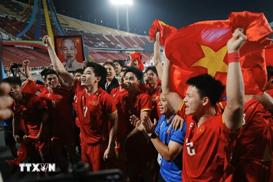 Những khoảnh khắc cầu thủ U22 Việt Nam vui mừng trong lễ nhận Huy chương Vàng SEA Games 33