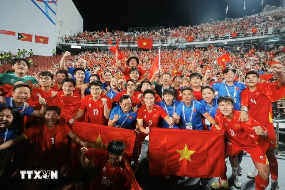 Những khoảnh khắc cầu thủ U22 Việt Nam vui mừng trong lễ nhận Huy chương Vàng SEA Games 33