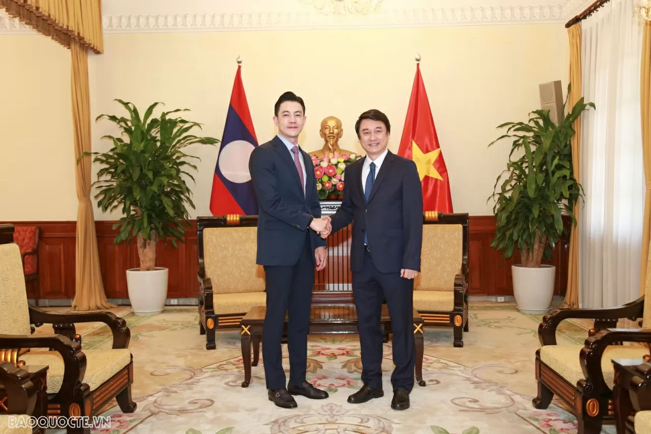 El viceministro vietnamita de Relaciones Exteriores, Le Anh Tuan, y el jefe del Departamento Económico del Ministerio de Relaciones Exteriores de Laos (Foto: baoquocte.vn)