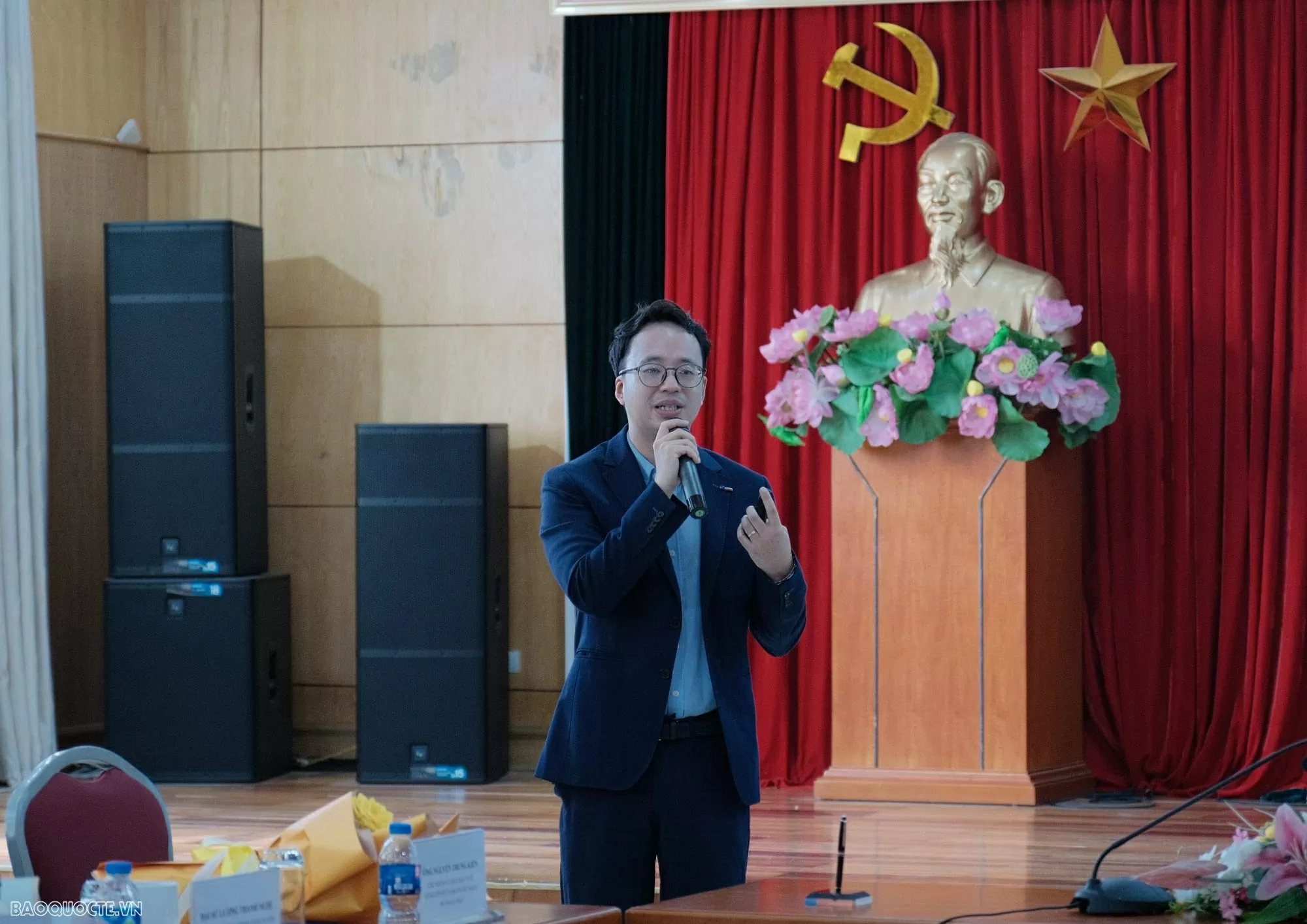 sinh viên với lễ tân ngoại giao và ngoại giao nhân dân