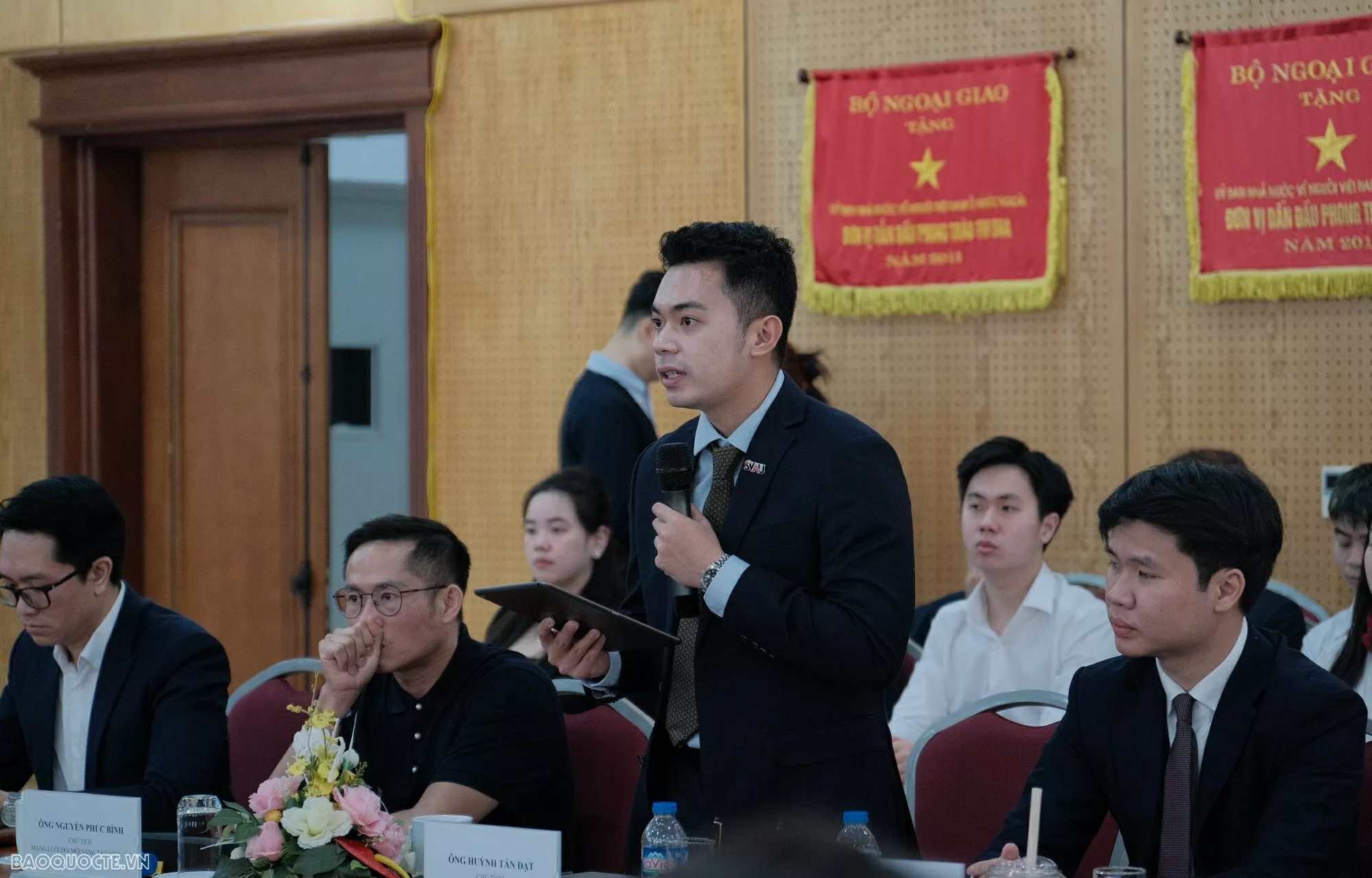 sinh viên với lễ tân ngoại giao và ngoại giao nhân dân
