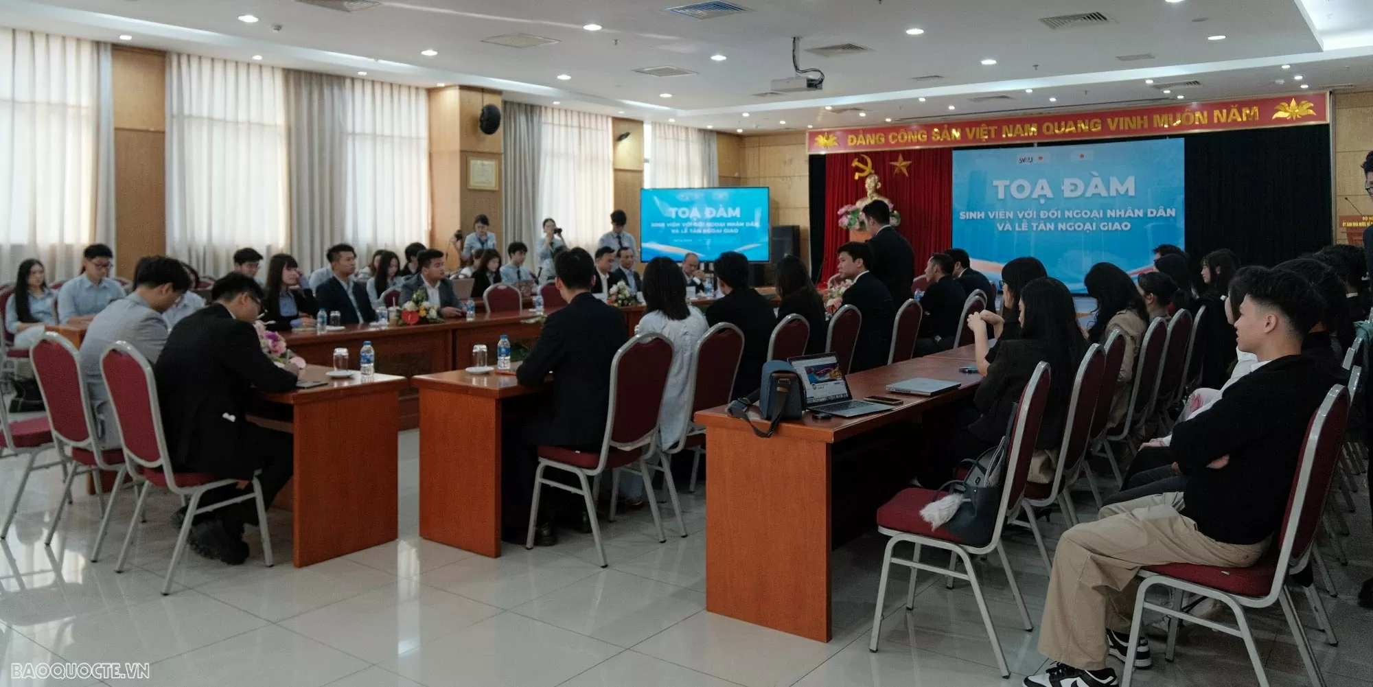 sinh viên với lễ tân ngoại giao và ngoại giao nhân dân