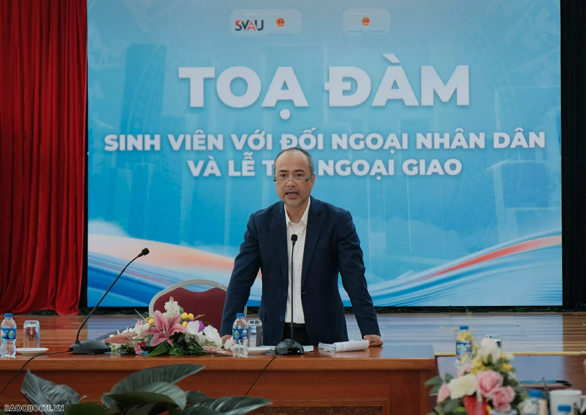 sinh viên với lễ tân ngoại giao và ngoại giao nhân dân