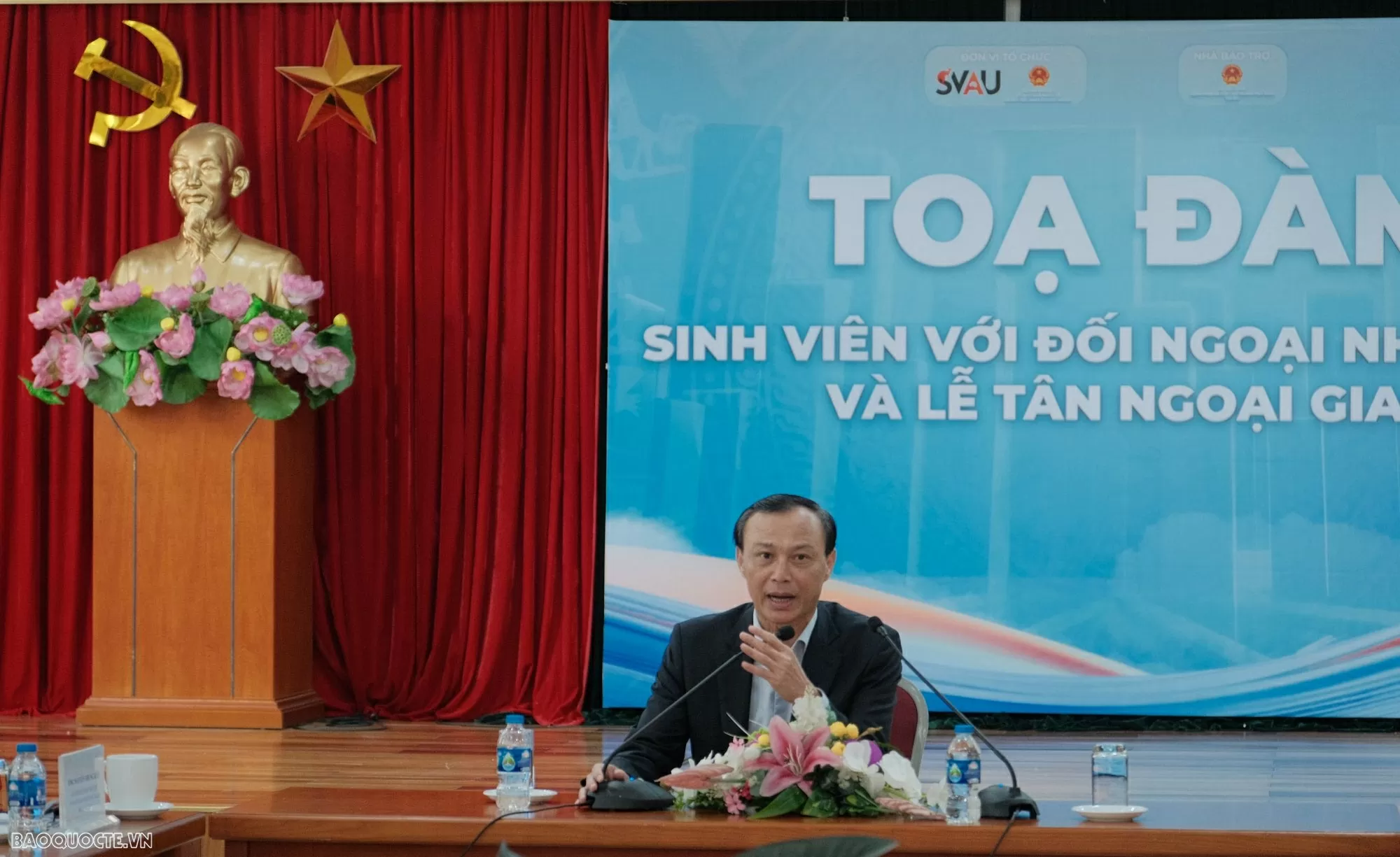 sinh viên với lễ tân ngoại giao và ngoại giao nhân dân