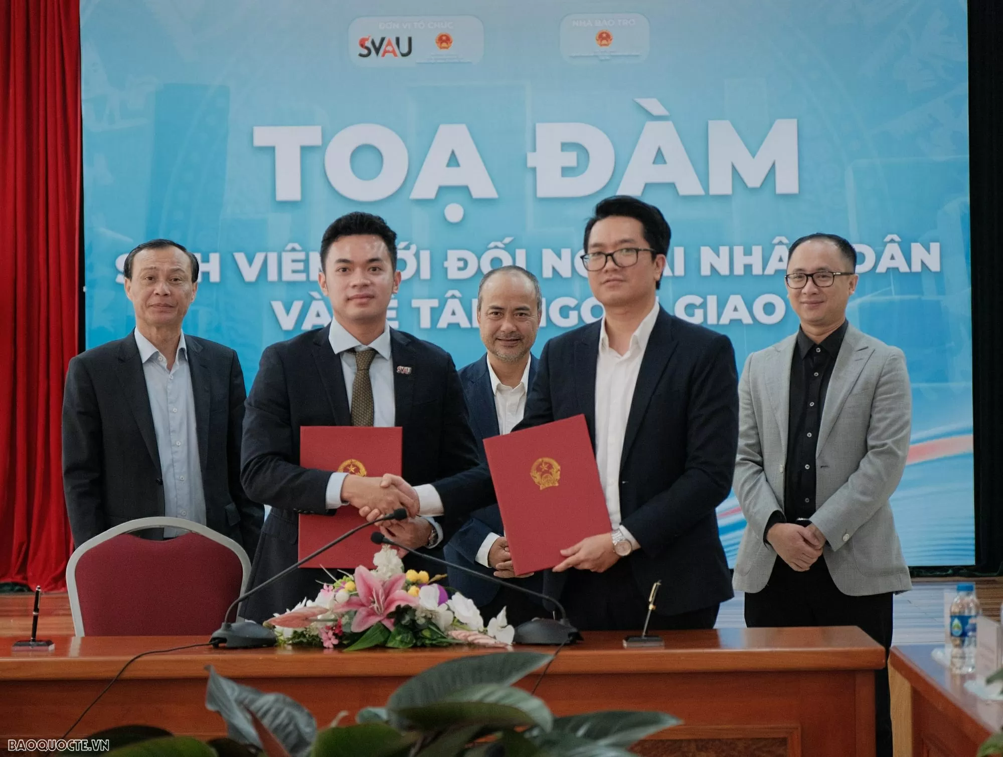 sinh viên với lễ tân ngoại giao và ngoại giao nhân dân