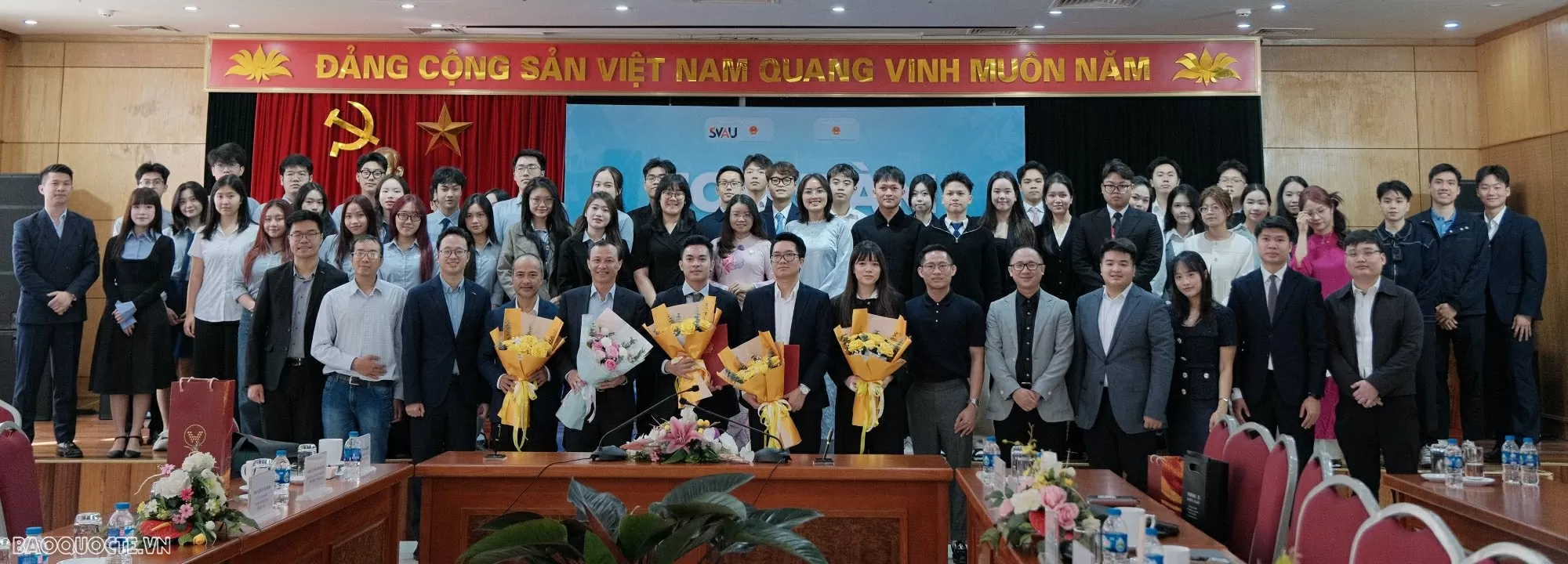 sinh viên với lễ tân ngoại giao và ngoại giao nhân dân