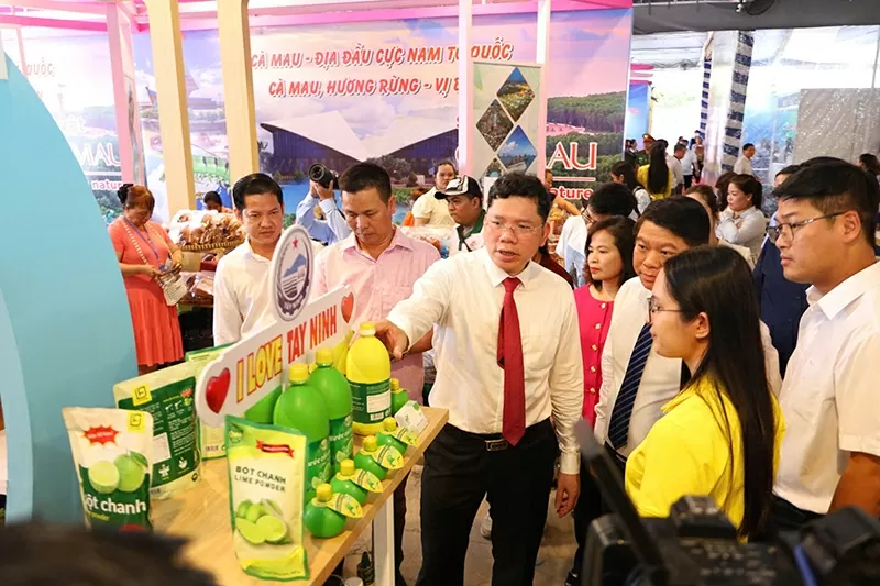 Phó chủ tịch UBND TP.HCM Hoàng Nguyên Dinh tham quan các gian hàng trưng bày tại sự kiện Tuần lễ sản phẩm OCOP, đặc sản vùng miền Phó chủ tịch UBND TP.HCM Hoàng Nguyên Dinh tham quan các gian hàng trưng bày tại sự kiện Tuần lễ sản phẩm OCOP, đặc sản vùng miền