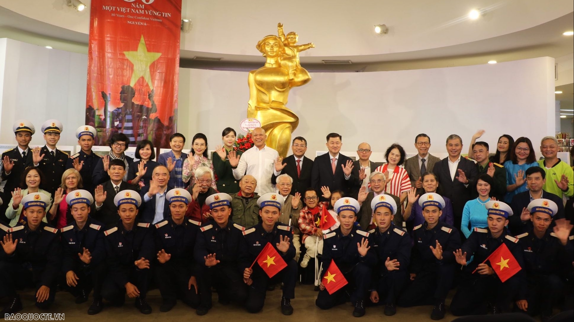 Ra mắt sách ảnh '80 năm, một Việt Nam vững tin'