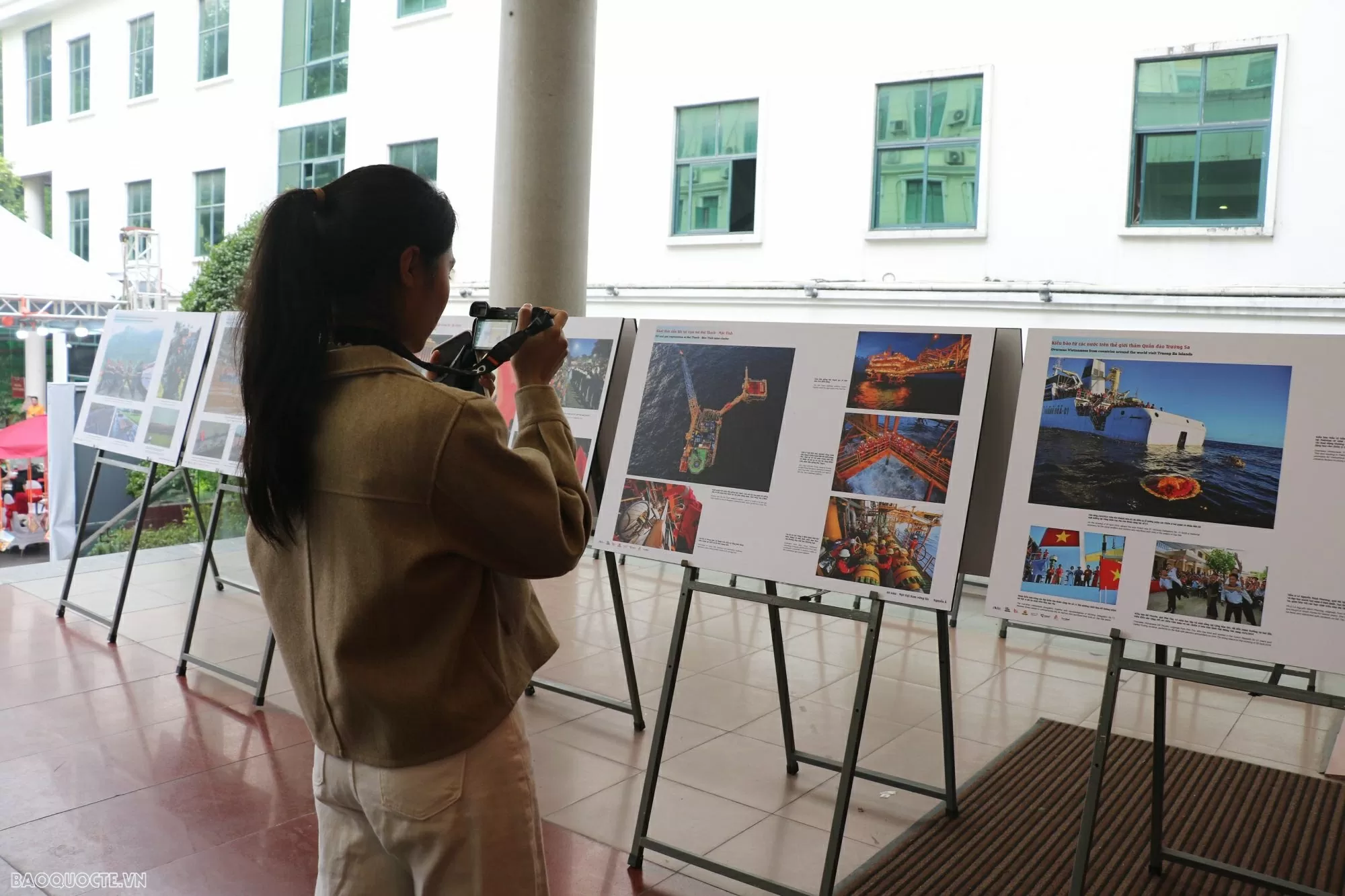 ra mắt sách một việt nam vững tin