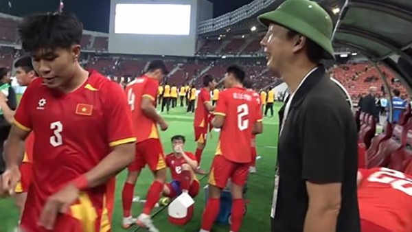 HLV Kim Sang Sik đội mũ cối gây sốt sau chiến thắng của U22 Việt Nam
